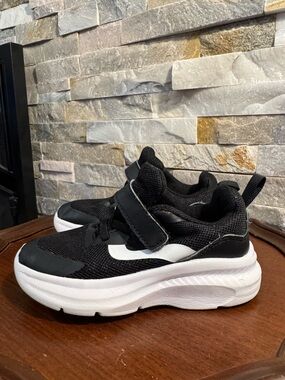 Child’s Sz 9 Pro Player Athletic Black Mesh White Sneakers Shoes